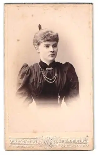 Fotografie Wilhelm Graf, Quakenbrück, Grosse Mühlenstrasse, Porträt einer jungen Dame