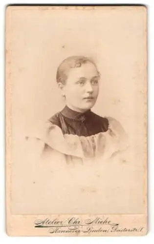 Fotografie Chr. Miehe, Hannover-Linden, Deisterstrasse 1, Porträt einer jungen Frau