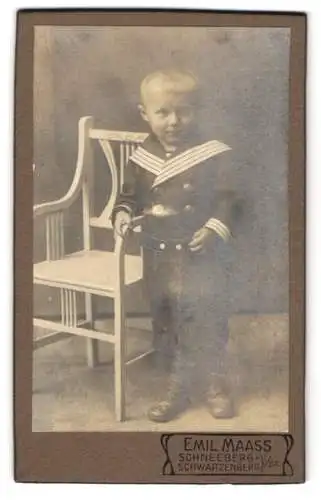 Fotografie Emil Maass, Schneeberg, Junge im Matrosenanzug mit Stuhl