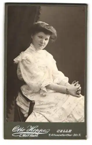 Fotografie Otto Hoppe, Celle, Altencellerthor Str. 7, Frau in elegantem Kleid