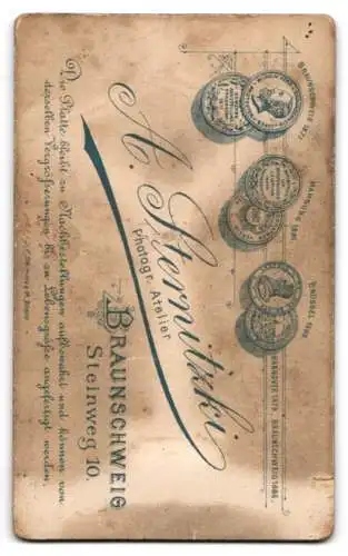 Fotografie A. Sternitzki, Braunschweig, Steinweg 10, Porträt eines Säuglings
