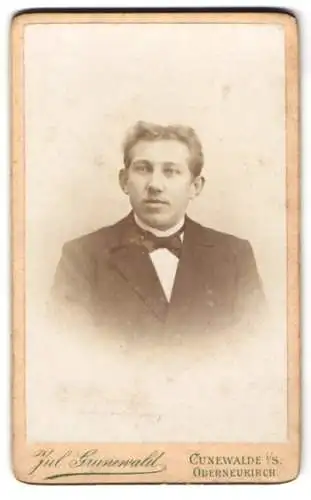 Fotografie Julius Grunewald, Cunewalde, Porträt eines jungen Mannes