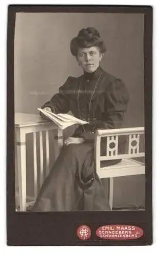 Fotografie Emil Maass, Schneeberg, Elegante Dame mit Buch