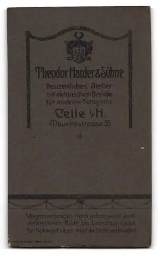 Fotografie Theodor Harder & Söhne, Celle, Mauernstrasse 35, Porträt eines jungen Mannes mit Melone