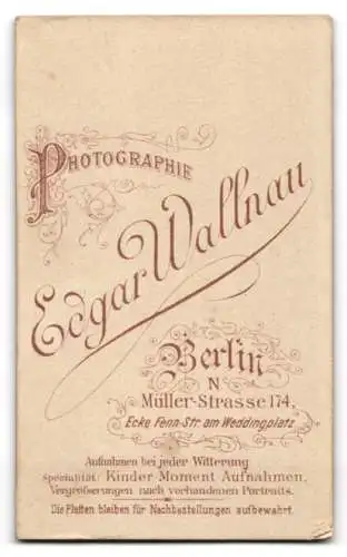 Fotografie Edgar Wallnau, Berlin, Müller-Str. 174, Portrait einer Dame in elegantem Kleid