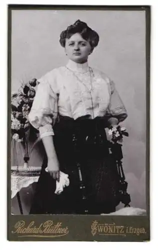 Fotografie Richard Büttner, Zwönitz i. Erzgeb., Frau mit Blumenarrangement