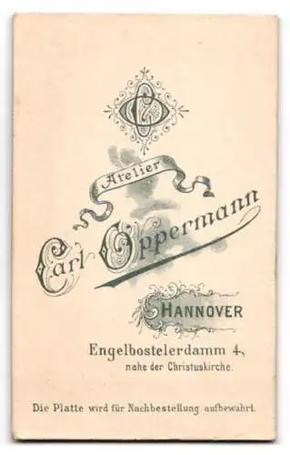 Fotografie Carl Oppermann, Hannover, Engelbosteler Damm 4, Kind auf Stuhl mit Hut