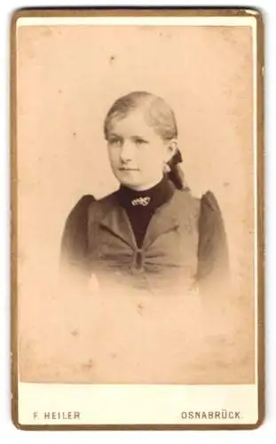 Fotografie F. Heiler, Osnabrück, Grosse Strasse 28, Porträt einer jungen Frau