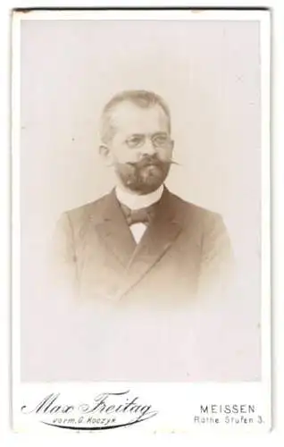 Fotografie Max Freitag, Meissen, Rothe Stufen 3, Porträt eines Herrn mit Brille