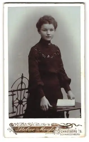 Fotografie Emil Maass, Schneeberg, Junge Frau mit Buch