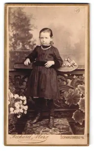 Fotografie Richard Merz, Schwarzenberg, Bahnhofstrasse, Portrait eines jungen Mädchens