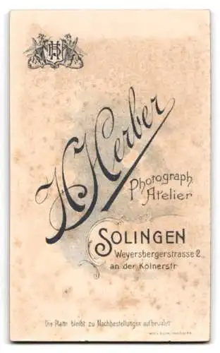 Fotografie J. Herber, Solingen, Weyersbergerstr. 2, Porträt eines kleinen Kindes in einem Kleid