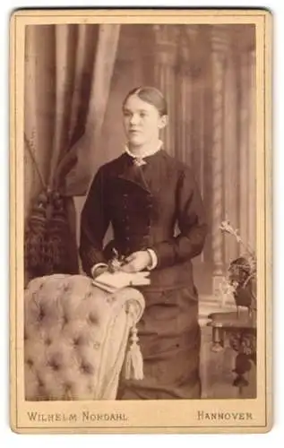 Fotografie Wilhelm Nordahl, Hannover, Humboldtstrasse 1A, Frau in tailliertem Kleid