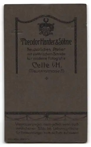 Fotografie Theodor Harder &amp Söhne, Celle i/H., Mauernstrasse 35, Eleganter junger Mann mit Melone