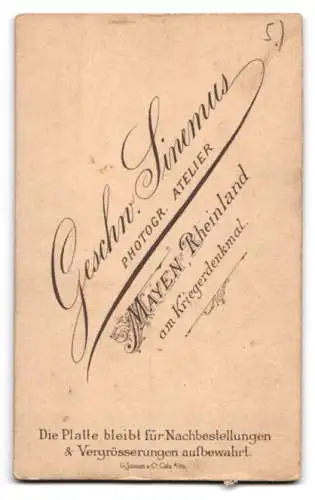 Fotografie Geschw. Sinemus, Mayen, am Kriegerdenkmal, Porträt eines eleganten Mannes
