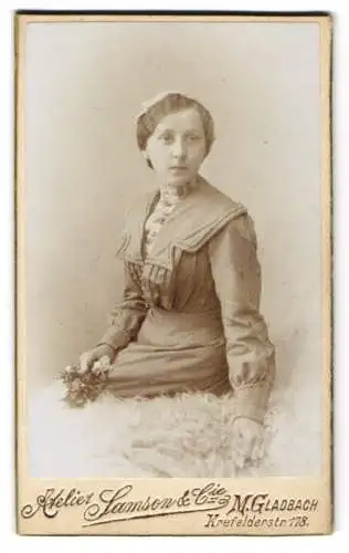 Fotografie Atelier Samson &amp Cie, M. Gladbach, Krefelderstr. 178, Junge Frau mit Blumenstrauss