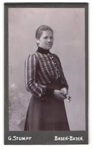 Fotografie G. Stumpf, Baden-Baden, Lichtentalerstr. 57, Dame in gemustertem Kleid