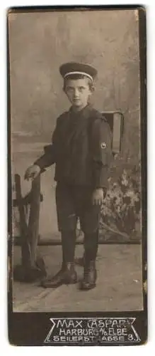 Fotografie Max Caspar, Harburg a. Elbe, Seilerstrasse 8, Junge in Matrosenuniform