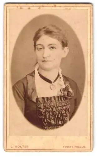 Fotografie L. Wolter, Finsterwalde, Karl-Strasse 1, Porträt einer Frau mit elegantem Kleid