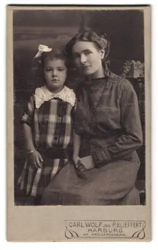 Fotografie Carl Wolf, Harburg, am Kriegerdenkmal, Mutter mit Kind