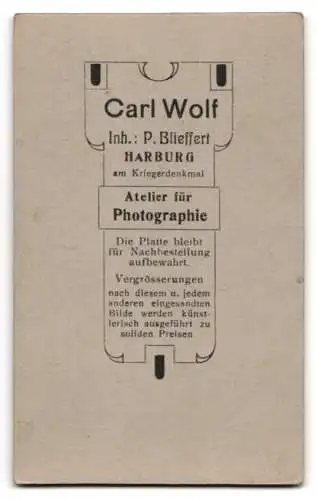 Fotografie Carl Wolf, Harburg, am Kriegerdenkmal, Mutter mit Kind