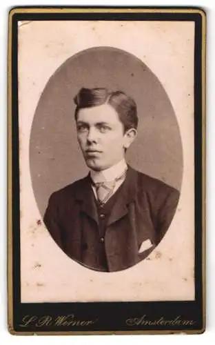 Fotografie L. R. Werner, Amsterdam, Nieuwendijk 150, Porträt eines jungen Mannes