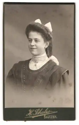 Fotografie H. Schulze, Bautzen, Portrait einer jungen Frau mit Schleife