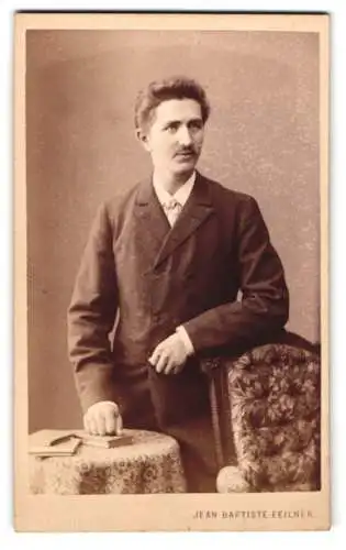 Fotografie Jean Baptiste Feilner, Bremen, Richtweg 6, Eleganter Herr mit Schnurrbart