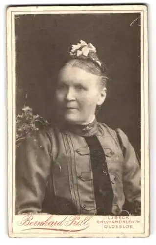 Fotografie Bernhard Prill, Lübeck, Breitestrasse 97, Porträt einer älteren Dame mit Blumenschmuck im Haar