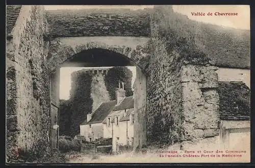 AK Chevreuse, Porte et Cour des Communs de l`ancien Château Fort de la Madeleine