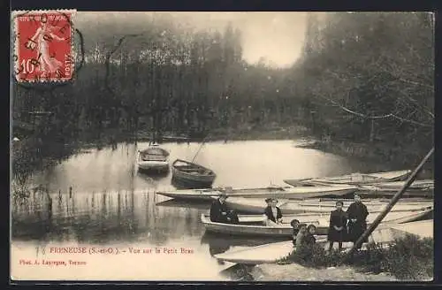 AK Freneuse, Vue sur le Petit Bras avec des barques et personnages au bord de l`eau