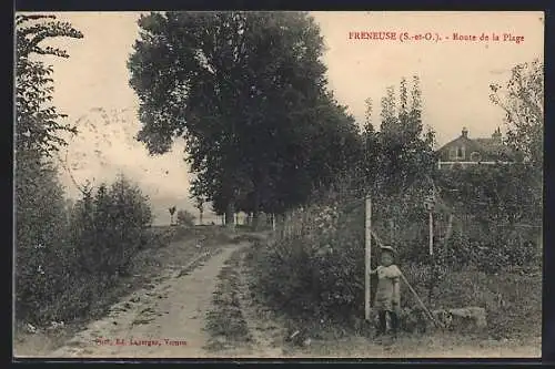 AK Freneuse, Route de la Plage avec un enfant près d`une clôture et un chemin bordé d`arbres