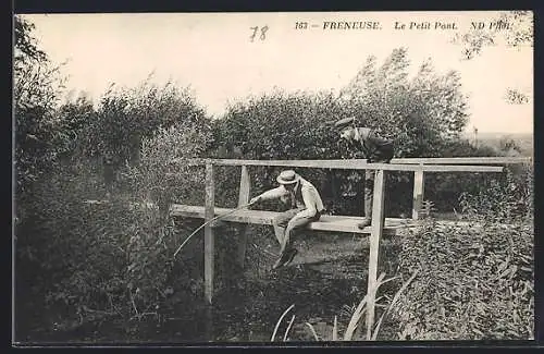 AK Freneuse, Le Petit Pont et deux hommes en équilibre sur la passerelle