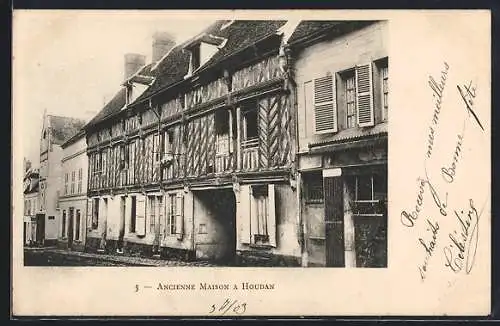 AK Houdan, Ancienne maison à colombages dans la rue principale