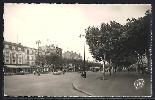 AK Maison-Laffitte, Boulevard avec arbres et bâtiments historiques