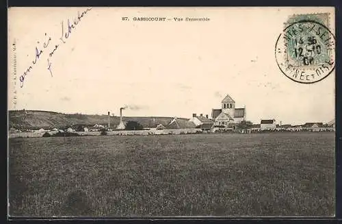 AK Gassicourt, Vue d`ensemble du village avec champ au premier plan