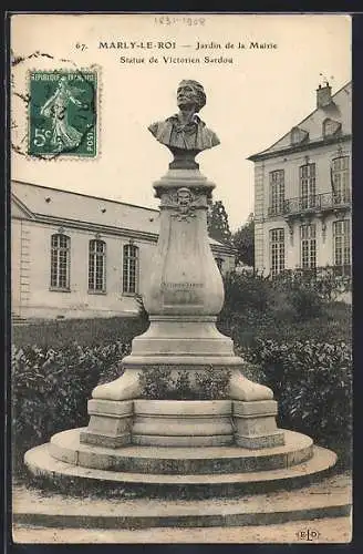 AK Marly-le-Roi, Jardin de la Mairie, Statue de Victorien Sardou
