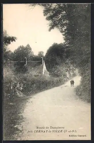 AK Cernay-la-Ville, Route de Dampierre avec paysage arboré et maisons rurales