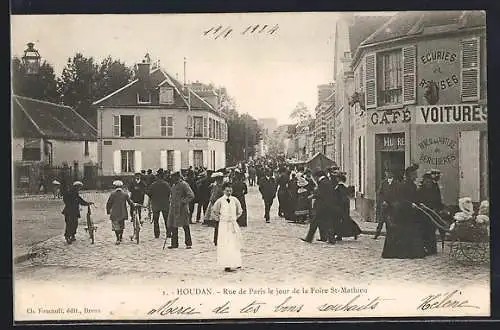 AK Houdan, Rue de Paris le jour de la Foire St-Mathieu