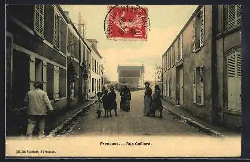 AK Freneuse, Rue Gaillard avec passants et maisons anciennes