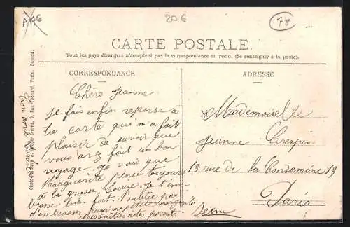 AK Freneuse, Rue Gaillard avec passants et maisons anciennes