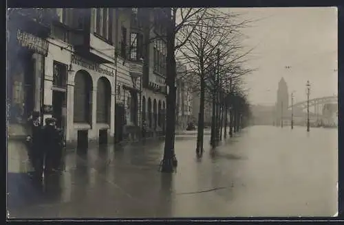 Foto-AK Köln, Hochwasser vor dem Restaurant Clarenbach 1920