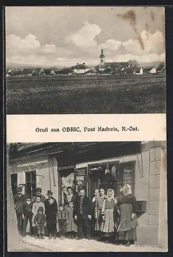 AK Obric /Hadreis, Trafik Graf mit kleiner Versammlung, Ortspanorama von einem Feld aus