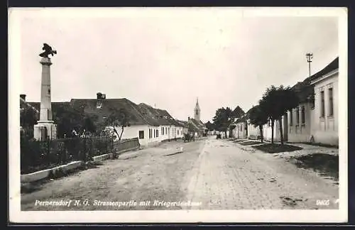 AK Pernersdorf /N. Ö., Strassenpartie mit Kriegerdenkmal