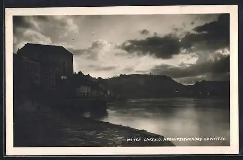 AK Linz a. D., Heraufziehendes Gewitter