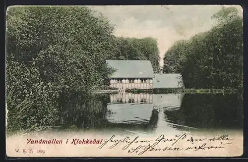 AK Vandmollen i Klokkedal, Blick vom Wasser zu einen Gebäude