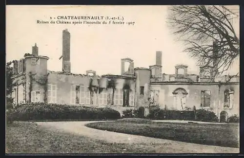 AK Chateaurenault, Ruines du Chateau après l`incendie du 5 Fèvrier 1907