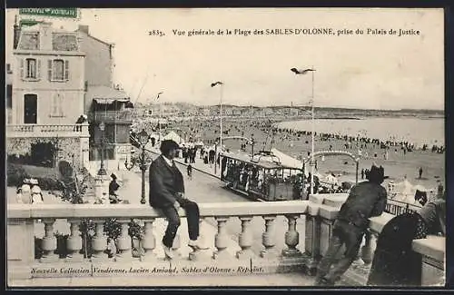 AK Les Sables-d`Olonne, Vue generale de la Plage, prise du Palais de Justice, Strassenbahn