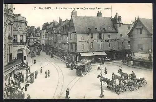 AK Bourges, Place Planchat et rue du Commerce a vol d`oiseau, Strassenbahn