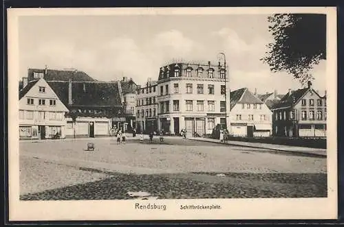 AK Rendsburg, Schiffbrückenplatz mit Geschäften